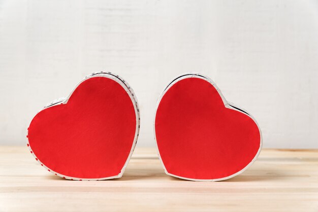 Twee rode hartvormige doos op de. Kopieer ruimte. Valentijnsdag