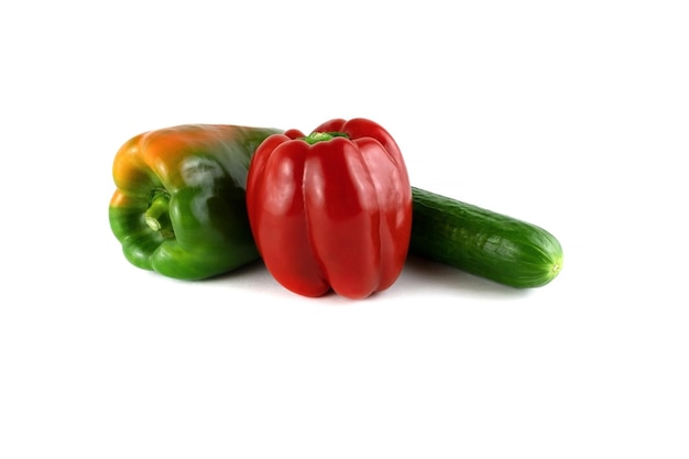 Twee rode paprika's en een komkommer geïsoleerd op een witte achtergrond