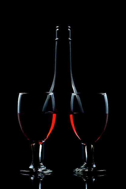 Foto twee rode wijn en fles