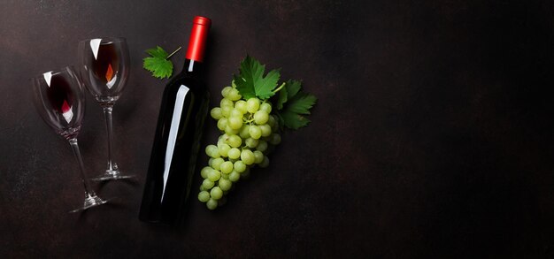 Twee rode wijnglazen wijnfles en druif