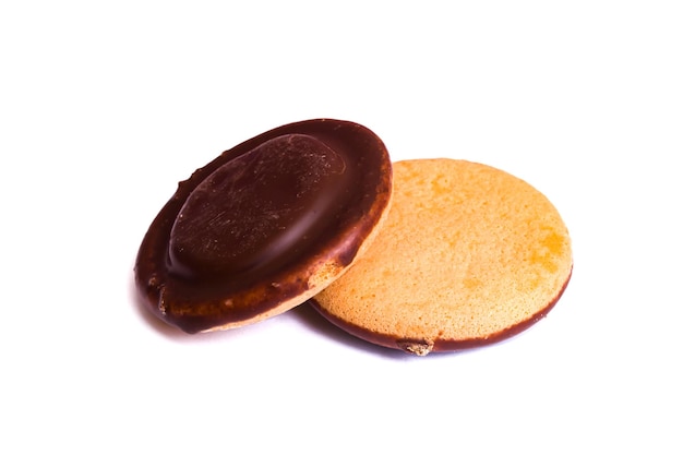 Twee ronde cookies geïsoleerd op een witte achtergrond