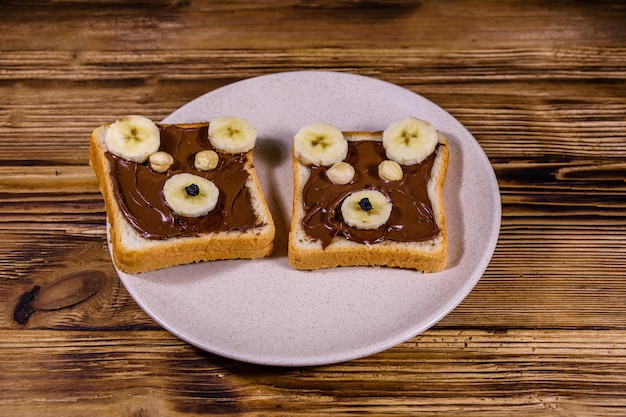 Twee sandwiches met chocopasta op een bord Sandwich als een berensnuit