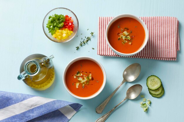 Twee schalen gazpacho typisch Spaans gerecht gezien van boven lekker en gezond Spaans eten