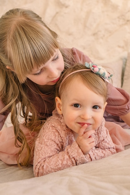 twee schattige blanke zussen in roze portret