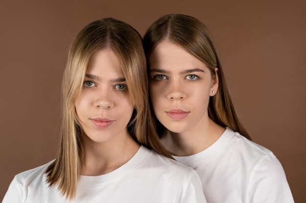 Twee schattige blonde meisjes in witte t-shirts