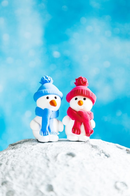 Foto twee schattige plasticine sneeuwmannen op de maan