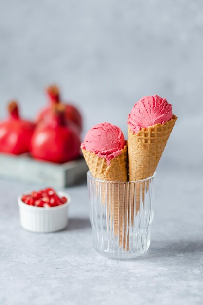 Twee schep romige granaatappel ijs kegel. Gezonde veganistische desserts.