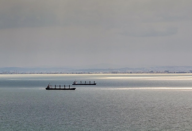 Twee schepen die op zee varen