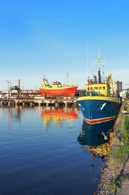 Twee schepen op de jachthaven in Ventspils in Letland. Ventspils een stad in de regio Koerland in Letland. Letland is een van de Baltische landen