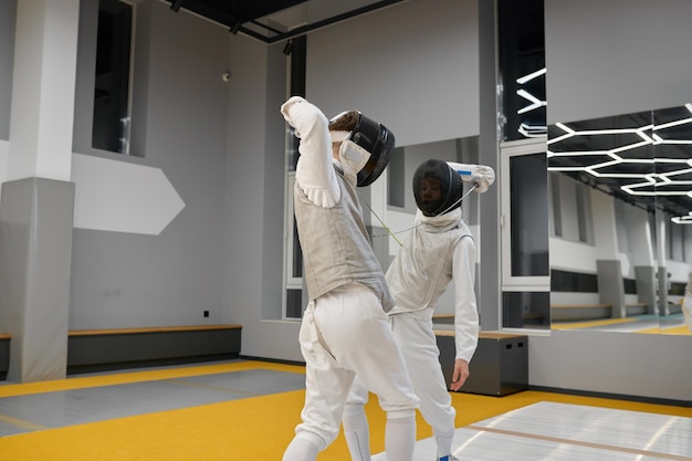 Twee schermers die bewegingen in duel uitoefenen bij het schermen van ruimte