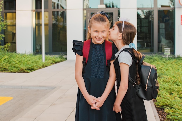 Twee schoolmeisjes gaan naar school