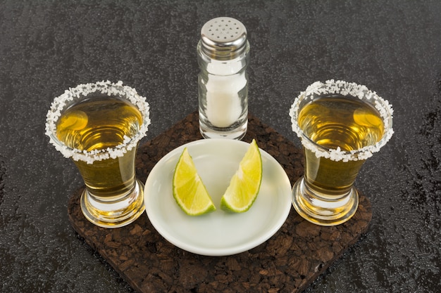 Twee schoten van gouden tequila