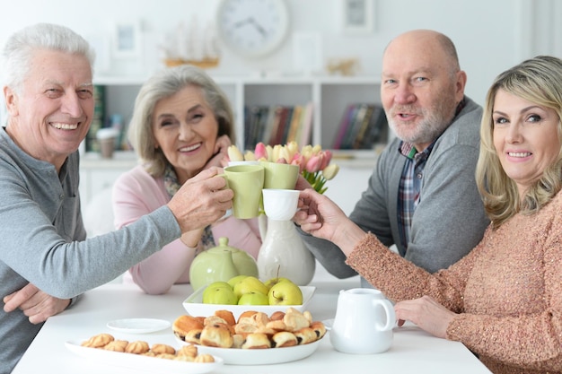 Twee senior koppels die thee drinken