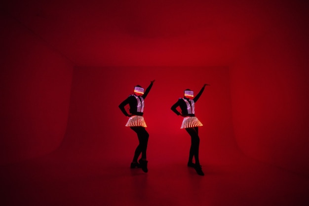 Twee sexy discodansers bewegen in uv-kostuums. feesten en dansen.