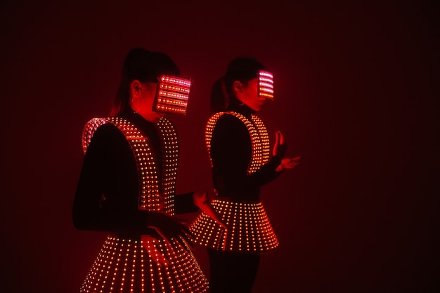 Twee sexy discodansers bewegen in UV-kostuums. Feesten en dansen.