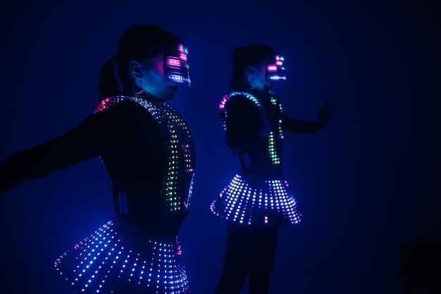 Twee sexy discodansers bewegen in uv-kostuums. feesten en dansen.