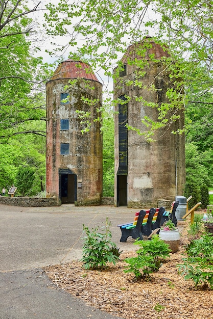 Twee silo's in het Bernheim Forest park met nabijgelegen regenboogbanken en bossen in de zomer