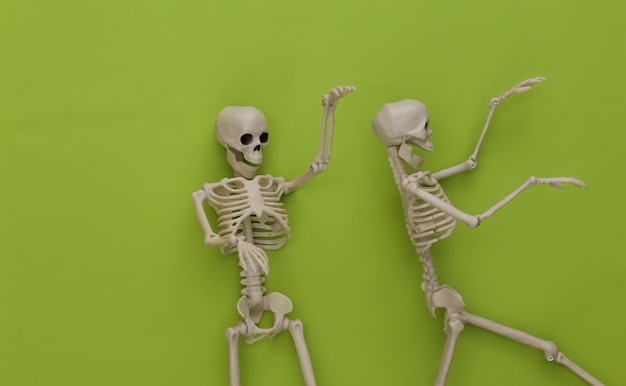 Twee skeletten op groen. Halloween-decoratie, eng thema