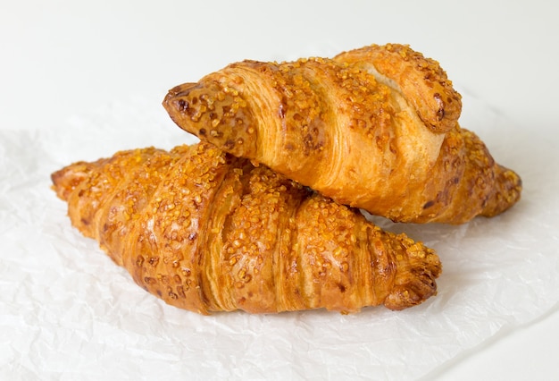 twee smakelijke croissants op witte achtergrond Frans eten close-up