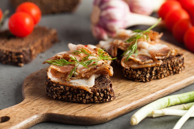 Twee sneetjes brood met gezouten varkensspek of reuzel traditionele snacks tot Oekraïense borsjt