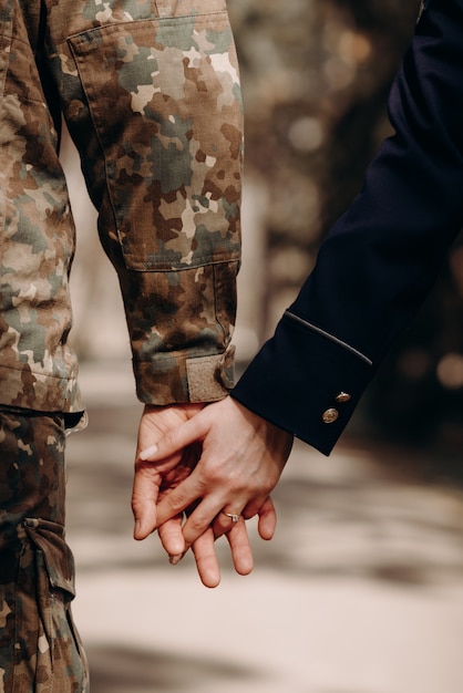 twee soldaten houden elkaars hand vast