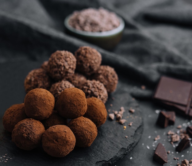 Twee soorten chocoladeballen op stenen bord