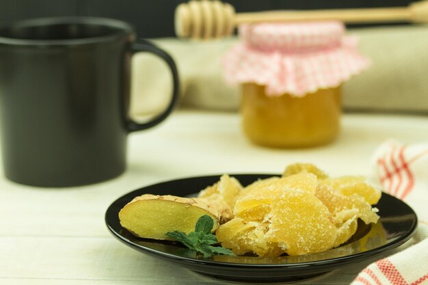 Twee soorten gember vers en gekonfijt op een rustieke tafel