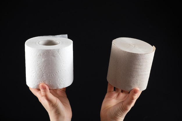 Twee soorten toiletpapier in de handen