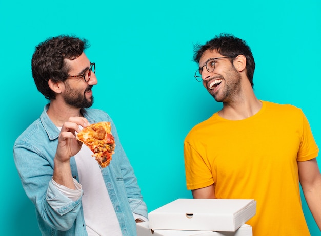 Twee spaans paar vrienden blije uitdrukking en houden pizza's weg