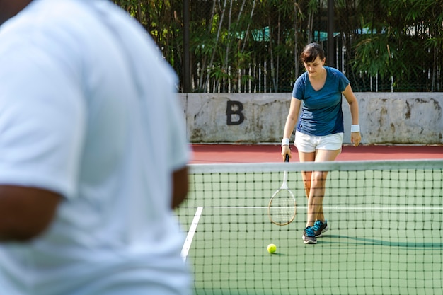 Twee spelers in een tenniswedstrijd