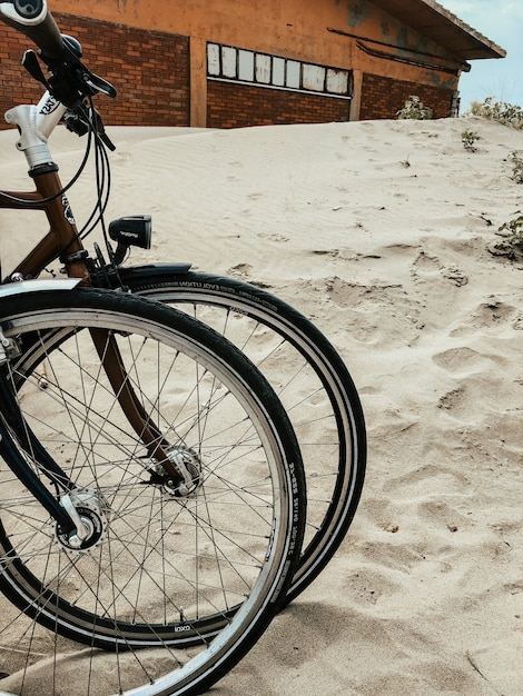 twee sportfietsen staan naast elkaar op het witte zandstrand. sjabloon vrije ruimte patroon behang