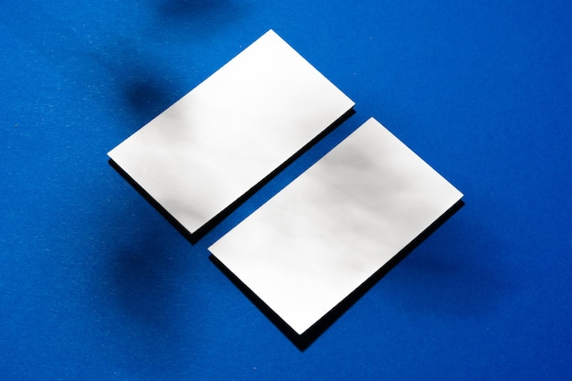 Twee stapels blanco visitekaartjes op blauwe achtergrond