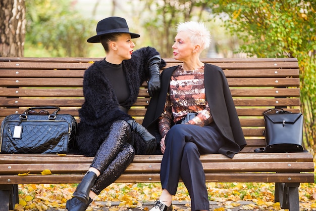 Twee stijlvolle mooie vrouwen