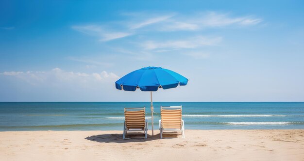 Twee stoelen en paraplu's op het paradijsstrand.