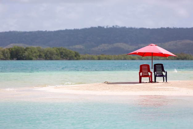 Twee stoelen en parasol op tropisch strand in Venezuela