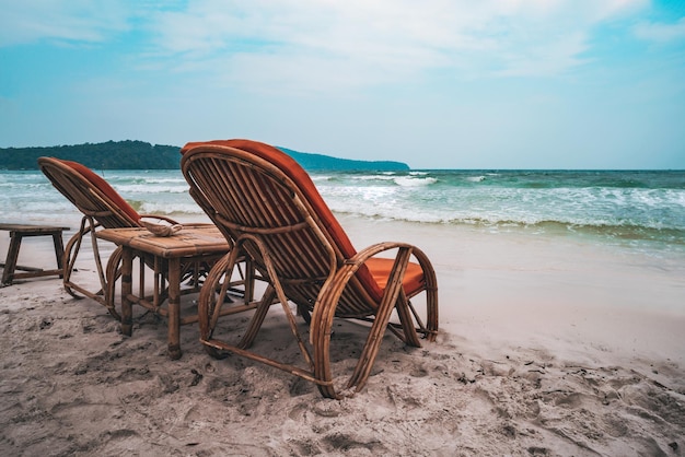 Twee stoelen met uitzicht op de blauwe lucht en de oceaan Het concept van recreatie en toerisme op een tropisch eiland zittend stoelen op zand ligstoel ligstoel ligstoel ligstoel