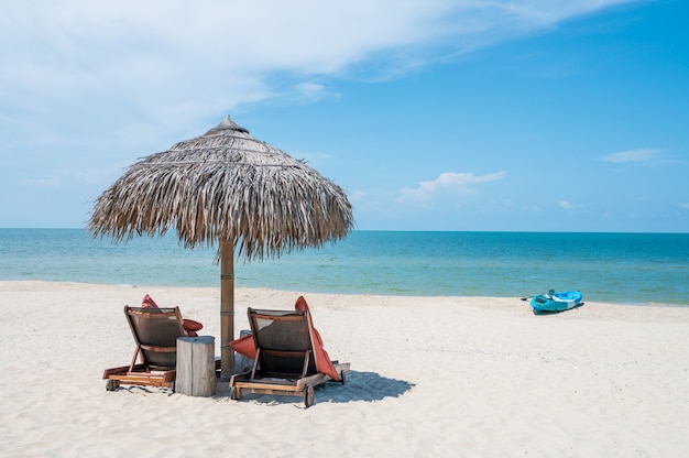 Twee Stoelen Onder Parasol In Tropisch Strand