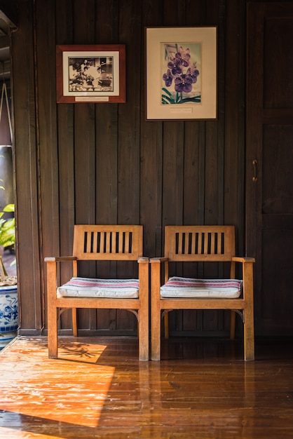 Twee stoelen op een veranda