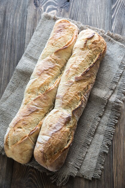 Twee stokbrood op de houten tafel