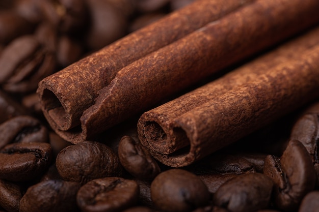 Twee stokken van kruidnagel tegen de achtergrond van koffiebonen, close-up