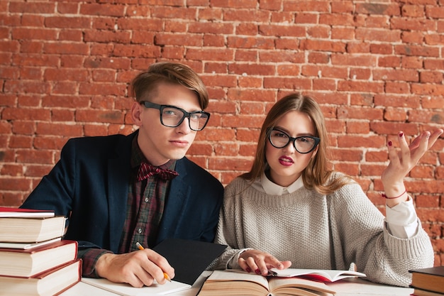 Twee studenten die ontevreden waren over de invasie van hun studie