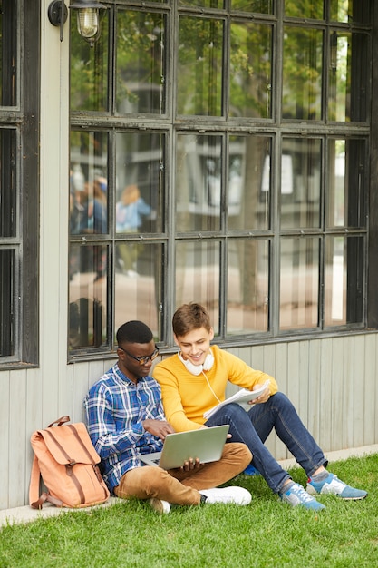 Twee studenten huiswerk in Campus