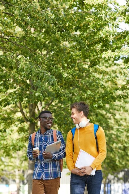 Twee studenten lopen in Campus