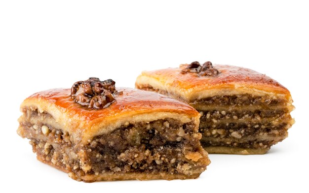 Twee stukken baklava geïsoleerd op een witte achtergrond