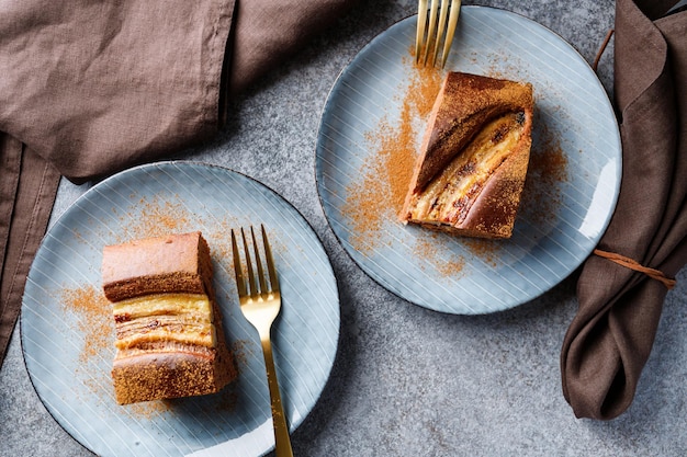 Twee stuks huisgemaakte chocolade bananencake