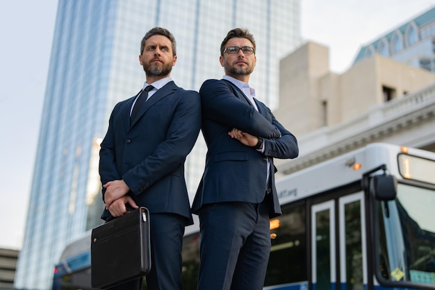 Twee succesvolle zakenmannen brainstormden over ideeën voor hun volgende zakelijke succesvolle businessm
