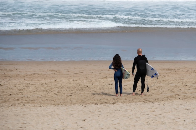 twee surfers