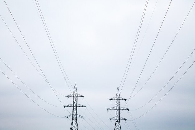 Twee symmetrische metalen elektrische torens met draden