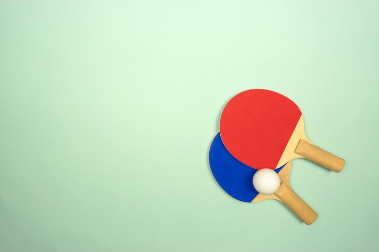 Twee tafeltennisrackets staan klaar voor de pingpongwedstrijden