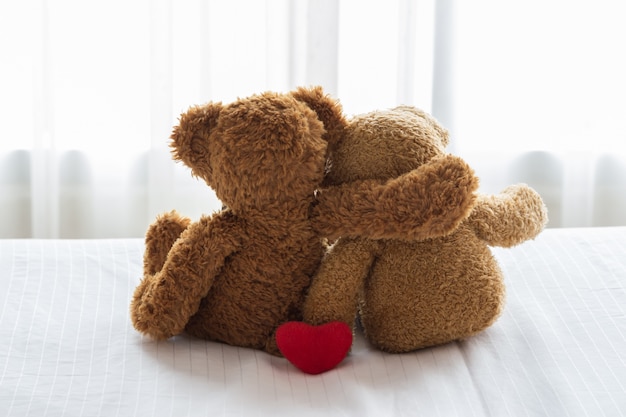 Twee teddyberen zittend op het bed. Liefde en relatie concept.